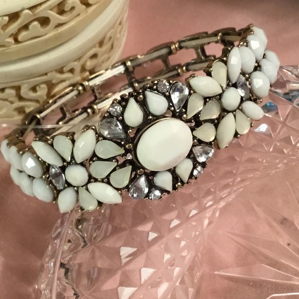 Nwt Cherry Brand White Acrylic Stone Brass Tone Stretch Bracelet — image 5 of 6